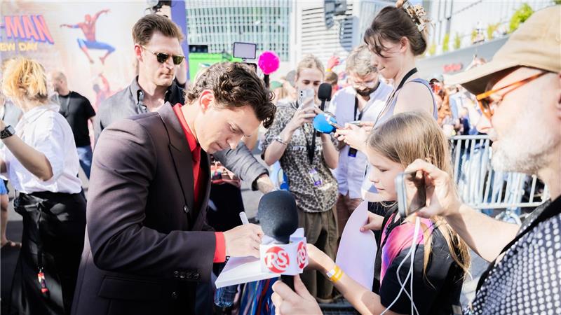 Autogramme und Selfies: Tom Holland in Berlin.