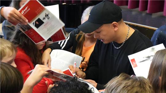 Wie ein Klassik-Festival auch für junge Menschen attraktiv wird Bei einer Autogrammstunde nach der Generalprobe wird Robeat von all seinen neuen Fans belagert.