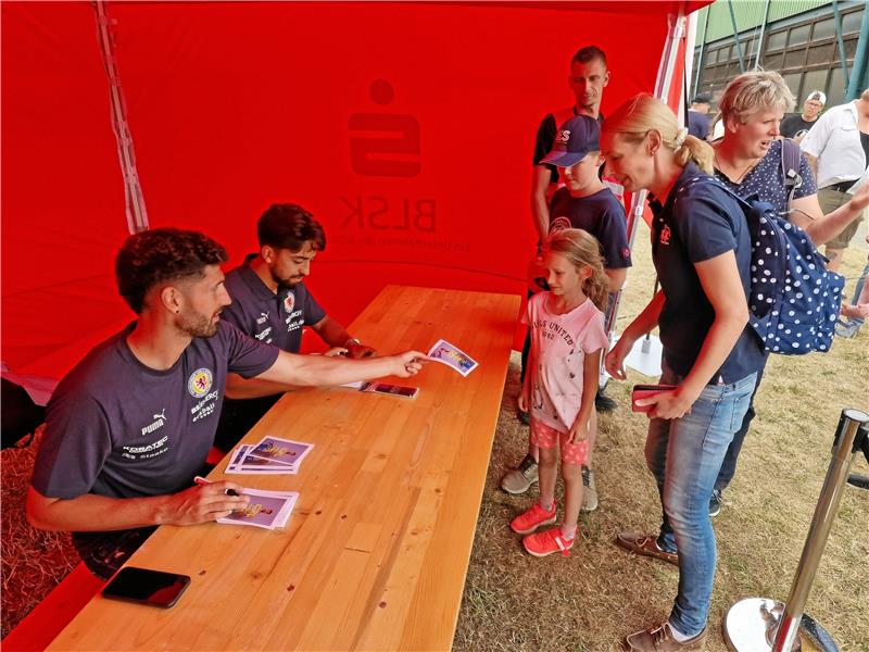 Autogrammstunde mit Eintracht-Braunschweig-Spielern: Als solche Besonderheiten soll es in Zukunft weiter geben. Nächstes Jahr kommt vielleicht sogar die komplette Eintracht-Mannschaft, hofft Ahrens.