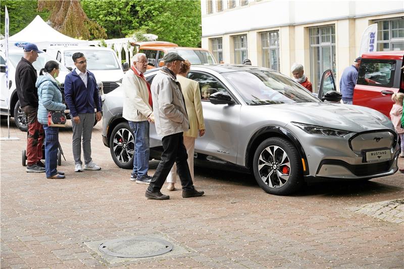Autohäuser präsentieren ihre neuen Modelle.