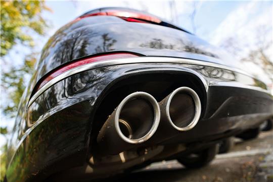 Autohersteller müssen seit 2010 den CO2-Ausstoß ausweisen und Abgaben zahlen müssen, wenn sie bestimmte Grenzen überschreiten.