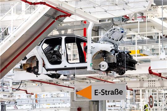 Autoindustrie: Der Umbau der Kernbranche zu weniger klimaschädlichen Antrieben erfordert enorme Ausgaben.