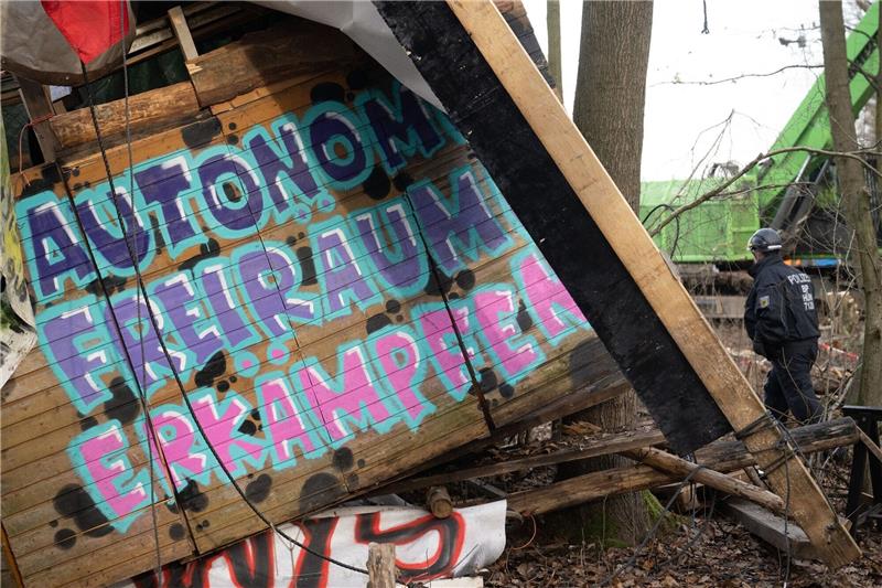 «Autonome Freiräume erkämpfen» steht auf einem zusammengestürzten Baumhaus im Fechenheimer Wald.
