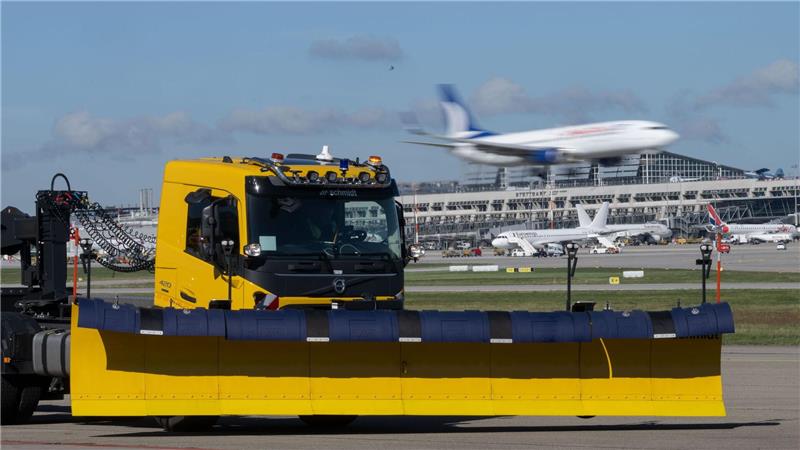 Machen selbstfahrende Schneepflüge den Flughafen sicherer? Autonome Winterdienstfahrzeuge können auch bei schlechter Sicht eingesetzt werden. (Archivbild)