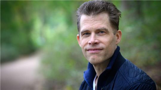 Autor Bas Kast bei einem Spaziergang am Berliner Schlachtensee. 