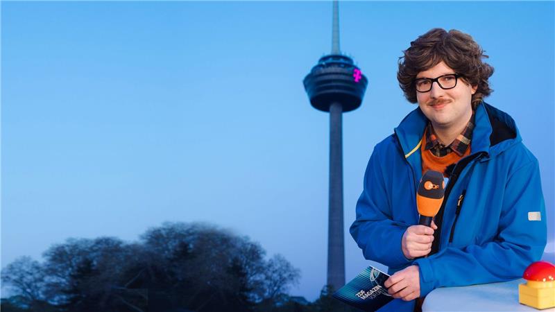 Autor Chris Sommer in seiner Rolle als Reporter Peter-Stefan Thomas vor dem Kölner Fernsehturm - das „ZDF Magazin vor Ort: Die Colonius-Sprengung“ kommt am Freitag. (Handoutbild)