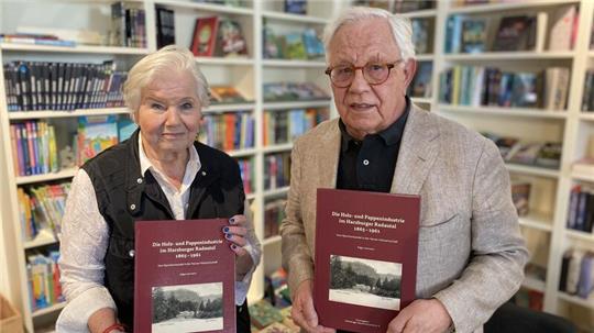 Autor Edgar Isermann und Mathilde Kleiber, Vorsitzende des Harzburger Geschichtsvereins, präsentieren gemeinsam das neuste Buch zur Harzburger Historie: "Die Holz- und Pappenindustrie im Harzburger Radautal".
