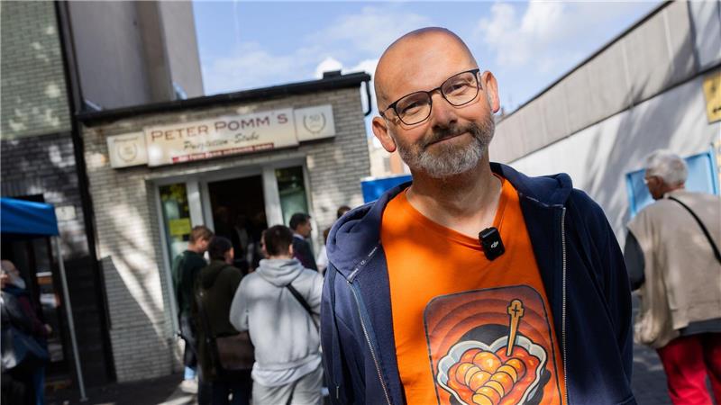 Nicht Berlin! Duisburg will Geburtsort der Currywurst sein Autor Gregor Lauenburger ist sicher: Peter Hildebrand - genannt Peter Pomm - hat als erster die Currywurst serviert.