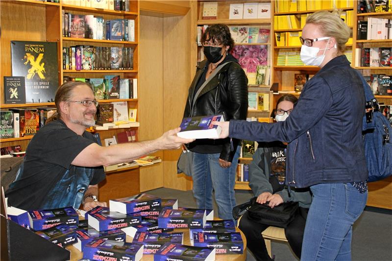 Autor Jürgen H. Moch freut sich über erste Fans in der Grosse’schen Buchhandlung. Foto: Stumpf