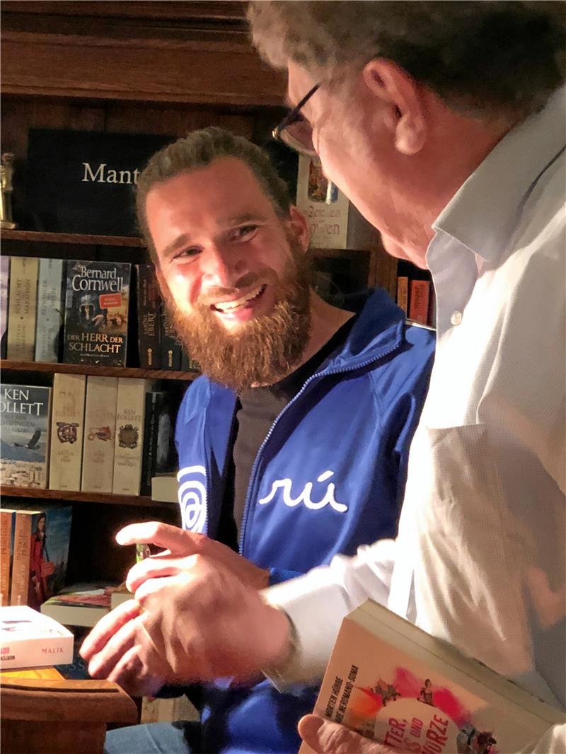 In Flip-Flops durch Kuhfladen Autor Morten Hübbe im Gespräch mit den Gästen der Lesung. Foto: S.Weber