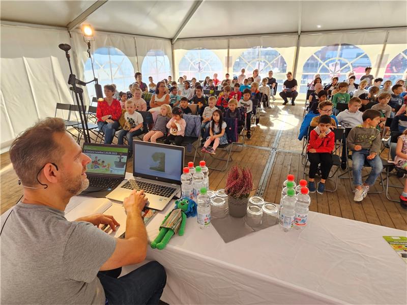 Autor Ricner Fock liest den Kindern der Goetheschule aus seinem Werk „Die kleine Wasserhexe Tylda“ vor. Foto: Sowa