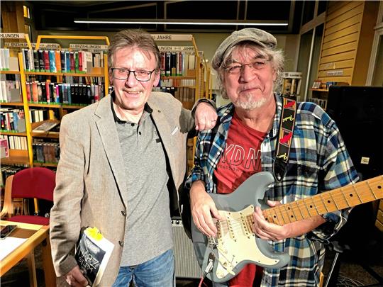 Autor Roland Lange und Gitarrist Dirk Heimberg präsentieren im Doppelpack Literatur und Musik. Foto: Weiss