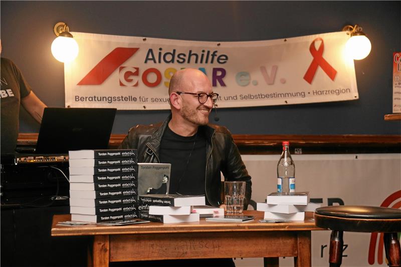 Coming-Out-Day: Positiv, pragmatisch und lebensbejahend Autor Torsten Poggenpohl liest aus seinem Buch „Einfach !ch“ Foto: Hartmann