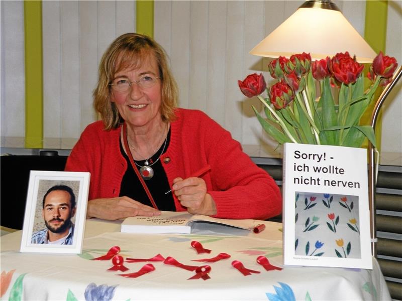 HIV: Die vergessene Bedrohung ist noch nicht überwunden Autorin Regina Scheller-Leutloff signiert Am Welt-Aids-Tag ihr Buch mit der Geschichte von Michael. Foto: Habel