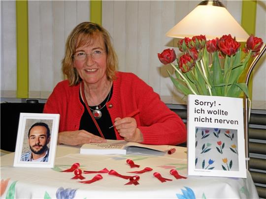 Autorin Regina Scheller-Leutloff signiert Am Welt-Aids-Tag ihr Buch mit der Geschichte von Michael. Foto: Habel