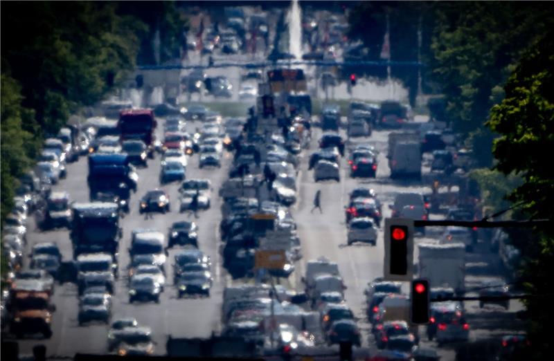 Expertenrat: Klimaschutz-Maßnahmen der Ampel reichen nicht Autos, LKW und Lieferfahrzeuge in der Hauptstadt Berlin. Laut Expertenrat für Klimafragen stehen vor allem die Bereiche Gebäude und Verkehr schlecht da.