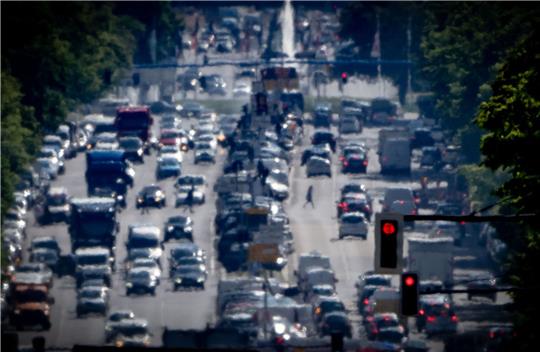 Autos, LKW und Lieferfahrzeuge in der Hauptstadt Berlin. Laut Expertenrat für Klimafragen stehen vor allem die Bereiche Gebäude und Verkehr schlecht da.