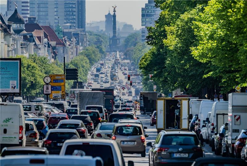 Autos, Lastwagen und Lieferfahrzeuge fahren auf dem Kaiserdamm in der Hauptstadt stadteinwärts. «Wenn wir schnell und entschlossen handeln, kann der Verkehrssektor bis 2045 klimaneutral werden», sagte die stellvertretende Direktorin der Agora Verkehrswende, Wiebke Zimmer.