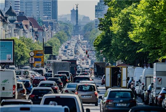 Autos, Lastwagen und Lieferfahrzeuge fahren auf dem Kaiserdamm in der Hauptstadt stadteinwärts. «Wenn wir schnell und entschlossen handeln, kann der Verkehrssektor bis 2045 klimaneutral werden», sagte die stellvertretende Direktorin der Agora Verkehrswende, Wiebke Zimmer.