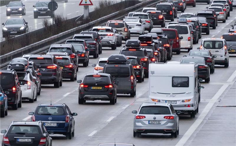 Autos auf der Autobahn 8 in Fahrtrichtung München im Stau.