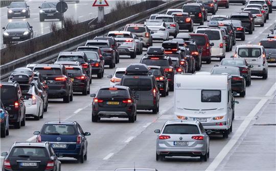 Autos auf der Autobahn 8 in Fahrtrichtung München im Stau.