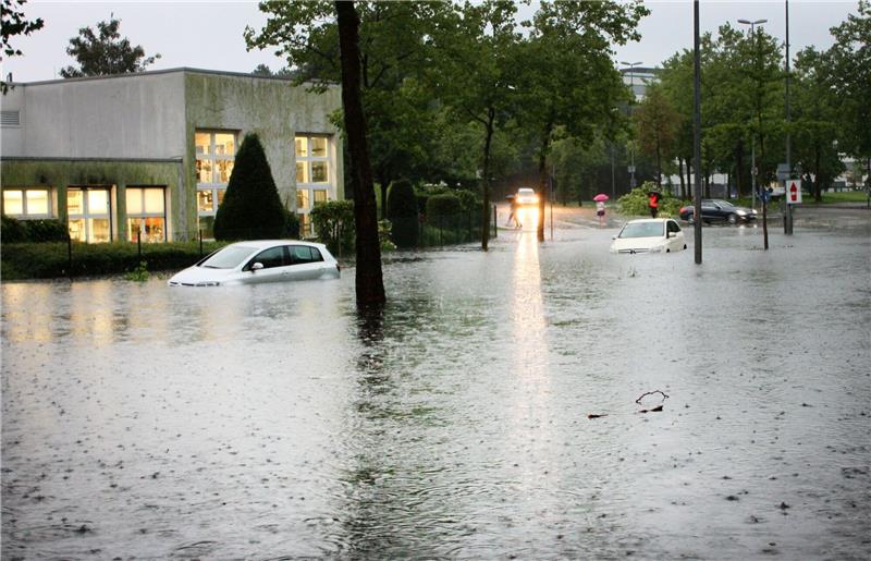 Versicherer: Schäden durch Starkregen könnten zunehmen Autos auf einer überfluteten Straße in Münster. Der Grund: Heftige Regenfälle.