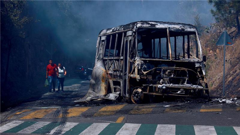 Autos brannten vielerorts nach dem Tod von Drogenboss „El Mencho“.