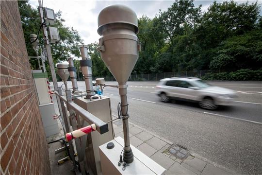 Autos fahren am Neckartor in der Stuttgarter Innenstadt an einer Messstation für Feinstaub vorbei.