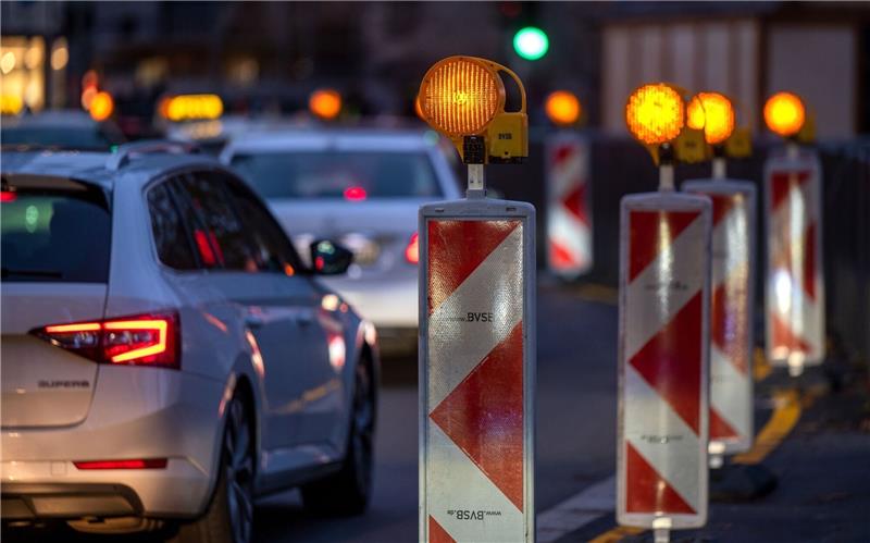 Niedersachsen fördert Infrastruktur mit 63,7 Millionen Euro Autos fahren an einer Baustelle vorbei.