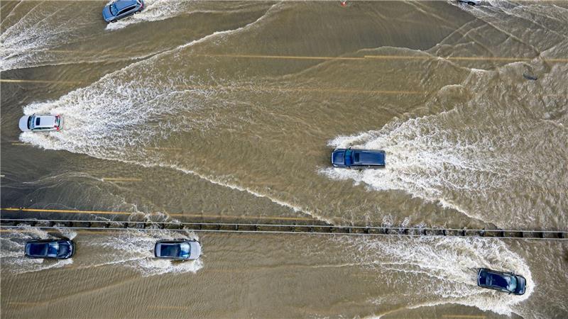 Autos fahren auf dem Highway 101 in Kalifornien, der von einer Springflut überflutet wird.
