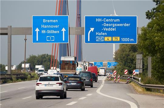 Autos fahren auf der A1 Richtung Autobahndreieck Norderelbe.