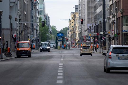 Autos fahren auf der Friedrichstraße. Seit dem 1. Juli ist das rund 500 Meter lange Teilstück der Friedrichstraße wieder für den Autoverkehr freigegeben.