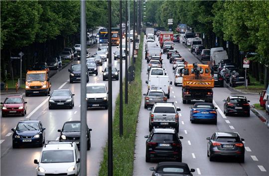 Autos fahren im Berufsverkehr über den mittleren Ring in München. Von den gesteckten Klimazielen ist vor allem der Verkehrssektor noch weit entfernt.