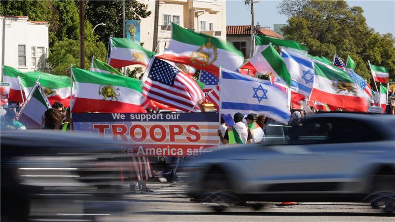 Autos fahren in Los Angeles an Demonstranten vorbei.