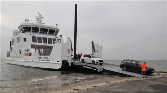 Autos fahren von dem Schiff „Meine Fähre 1“ der Reederei Meine Fähre.