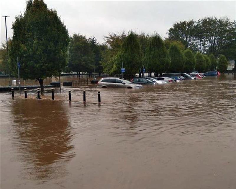 Überschwemmungen in Irland - Gefahr in Schottland Autos in Kork stehen halb unter Wasser.