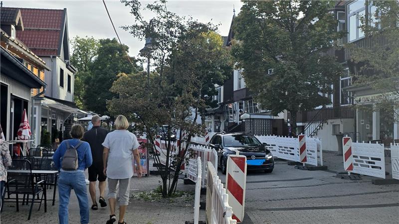 Autos in der Hahnenkleer Fußgängerzone: Weil die Parkstraße gerade saniert wird, ist es auf der Rathausstraße enger.