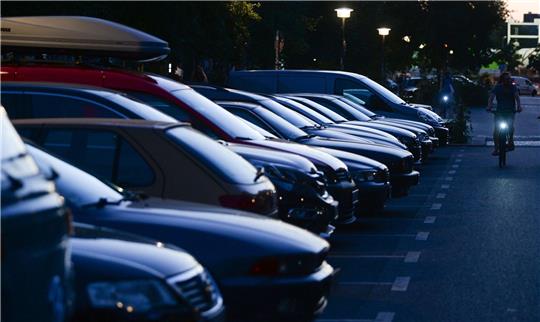 Autos parken am Abend dicht an dicht in der Oderberger Straße in Berlin.