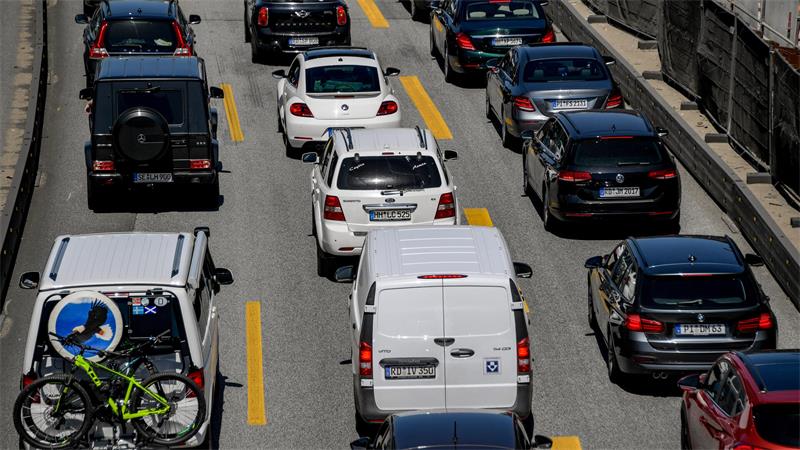 Sommerferienverkehr rollt an: ADAC warnt vor Staus auf A7 und A38 Autos stauen sich Richtung Norden an einer Baustelle auf der Autobahn A7.