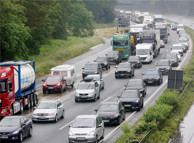 Autos stauen sich auf der A3 am Kreuz Kaiserberg. Vor dem langen Wochenende rund um Fronleichnam wird es wieder voll auf Nordrhein-Westfalens Autobahnen.