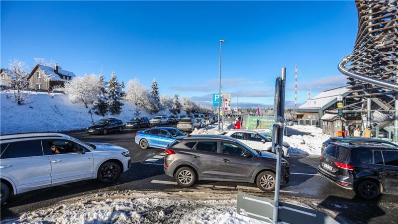 Autos stehen auf dem Parkplatz in Torfhaus dicht an dicht.