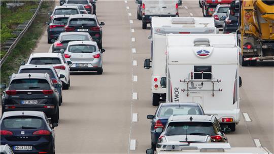 Autos stehen auf der Autobahn A7 im Stau. Zu Beginn der Osterferien in Niedersachsen und Bremen erwartet der ADAC vor allem auf der Autobahn 7 Staus. Foto: picture alliance/dpa | Mia Bucher