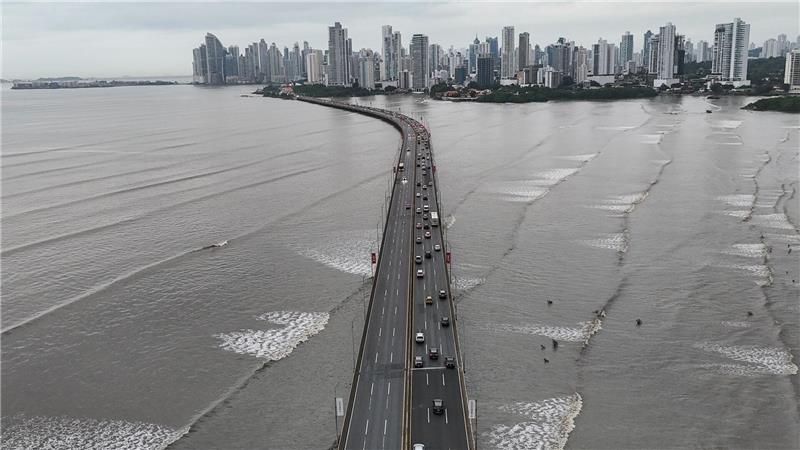 Bilder des Tages Autos stehen auf der Panamericana-Autobahn in Panama-Stadt still, nachdem ein Erdbeben vor der Küste Russlands am frühen Mittwoch eine Tsunami-Warnung ausgelöst hatte.
