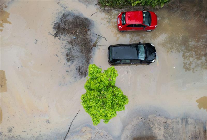 Hunderte Einsätze nach Gewittern und heftigen Regenfällen Autos stehen auf einem überschwemmten Parkplatz in Frankfurt am Main.