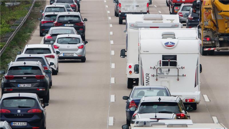 Ferienende in Niedersachsen und Bremen Autos stehen im Stau.