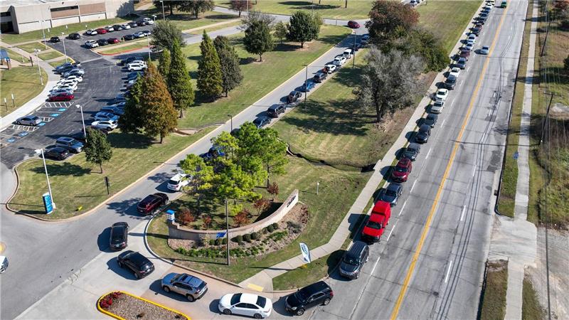 Autos stehen in Tulsa, USA, zur Verteilung von Lebensmitteln an.
