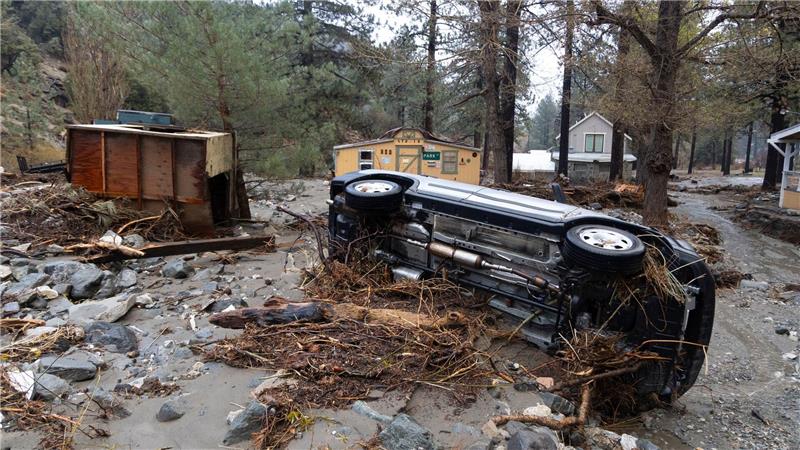 Autos und Häuser werden nach Unwetter von Schlamm verschluckt.