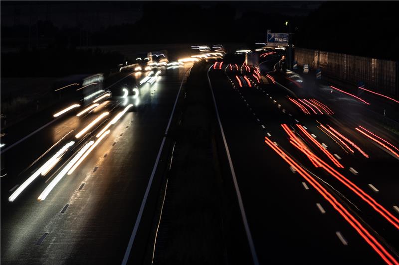 Gefahrgut-Lkw umgekippt: Vollsperrung auf der A7 Autos und Lastwagen fahren am frühen Morgen bei Göttingen über die Autobahn A7. (Aufnahme mit längerer Verschlusszeit) Symbolfoto: Swen Pförtner/dpa