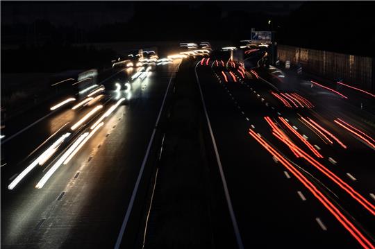 Autos und Lastwagen fahren am frühen Morgen bei Göttingen über die Autobahn A7. (Aufnahme mit längerer Verschlusszeit) Symbolfoto: Swen Pförtner/dpa