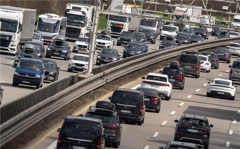HUK-Umfrage: Auto zunehmend populär, Bus und Bahn unbeliebt Autos und Lastwagen fahren auf der Autobahn 99 am Autobahnkreuz München-Süd.